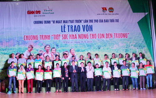 Trao vốn hỗ trợ 60 hộ nông dân nghèo và cận nghèo có con học giỏi của hai huyện Bảo Lâm và Lâm Hà